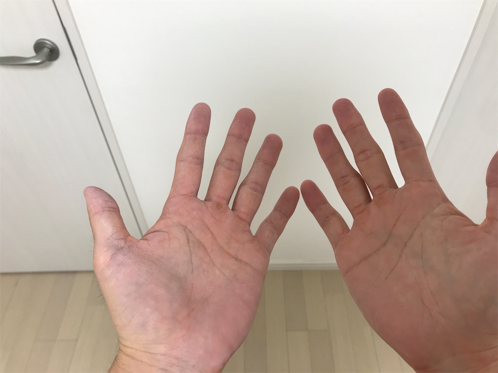 液体チョークが手になじんだ状態の画像