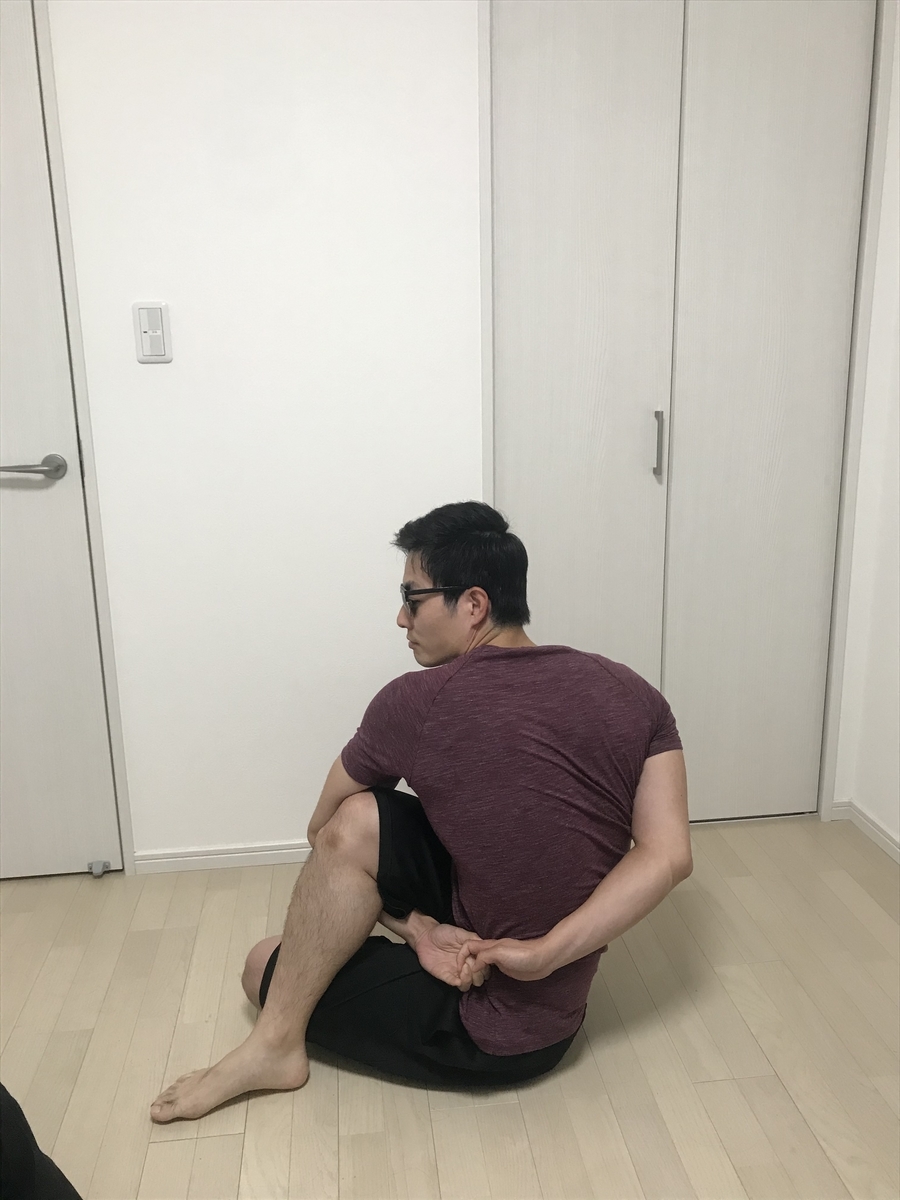 体をひねるストレッチ写真
