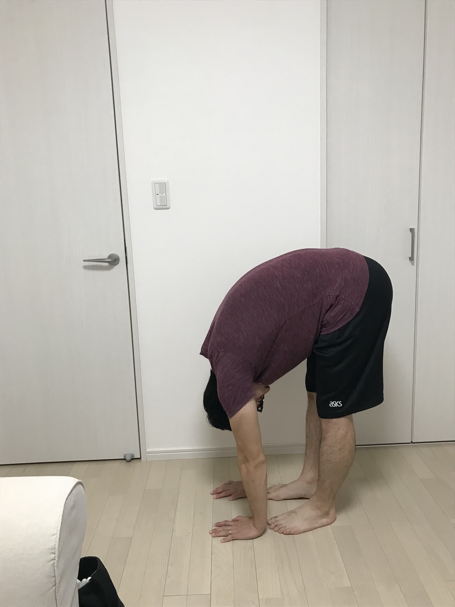 前屈のストレッチ写真