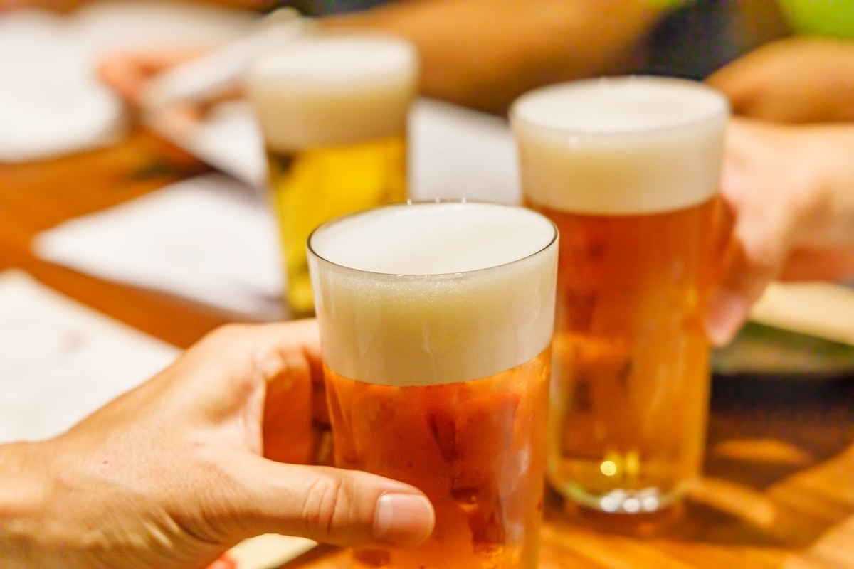 居酒屋でビールを乾杯している写真