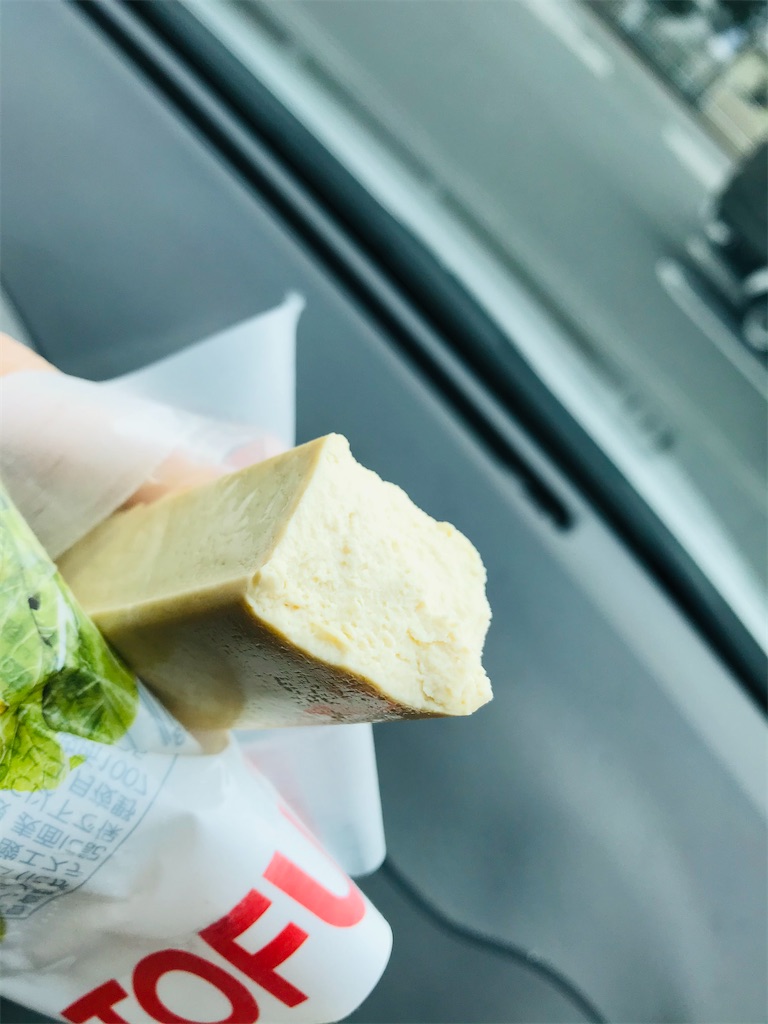 豆腐バー一口食べた写真