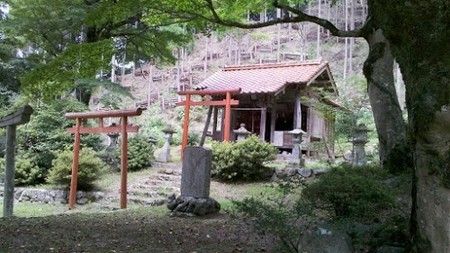 裏のお社