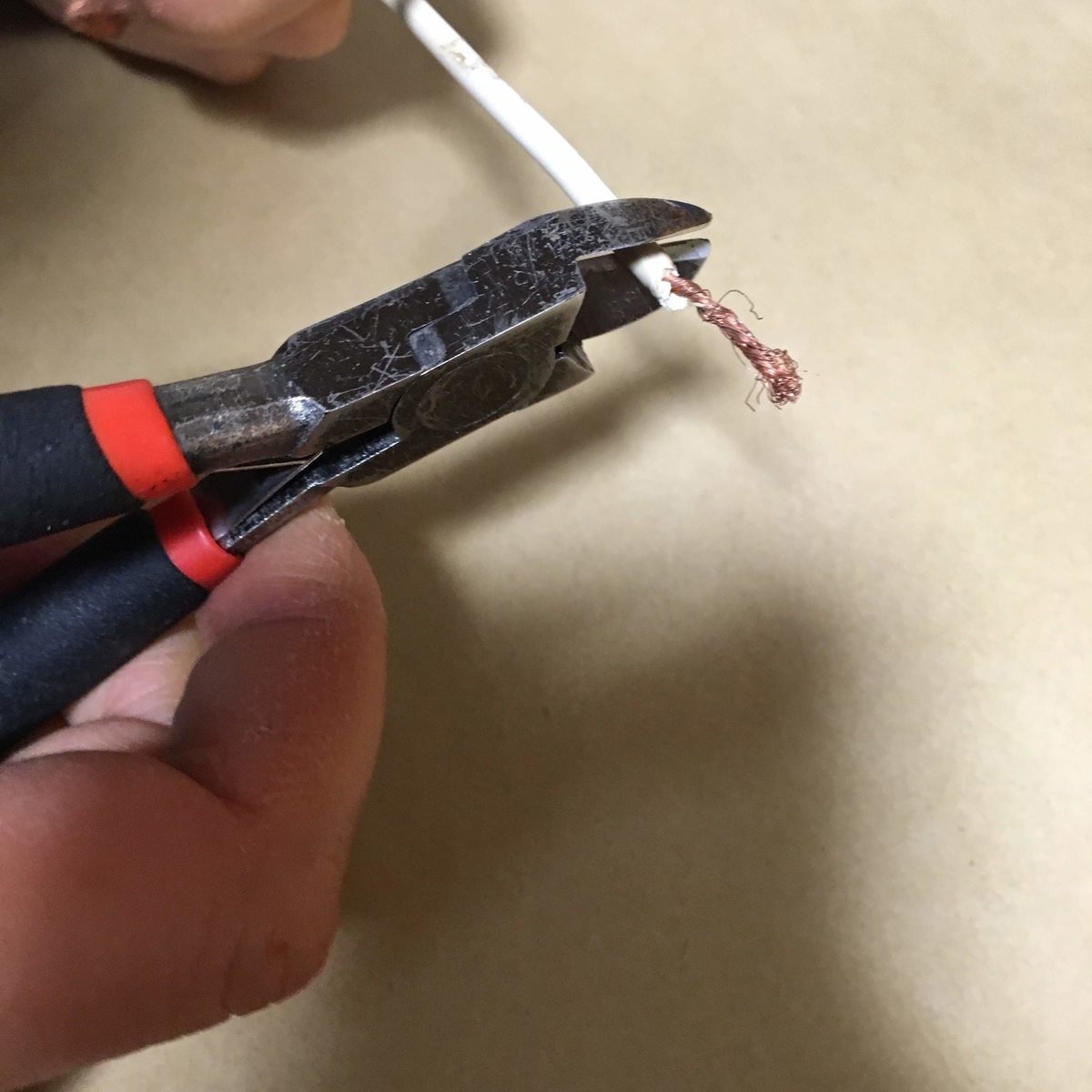 失敗しない!スピーカーケーブルの被覆の剥き方 - 人生を豊かにする