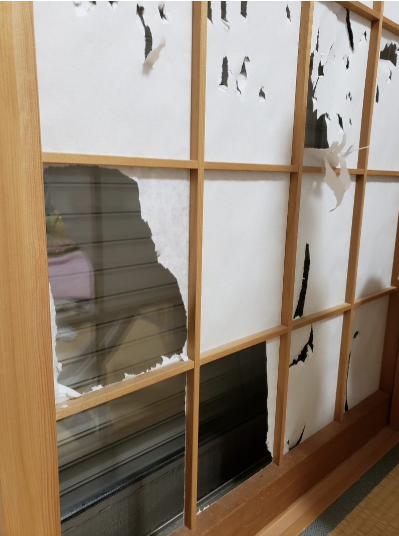 子どもに破かれた障子