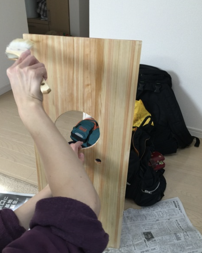 防水のニスを塗っている所