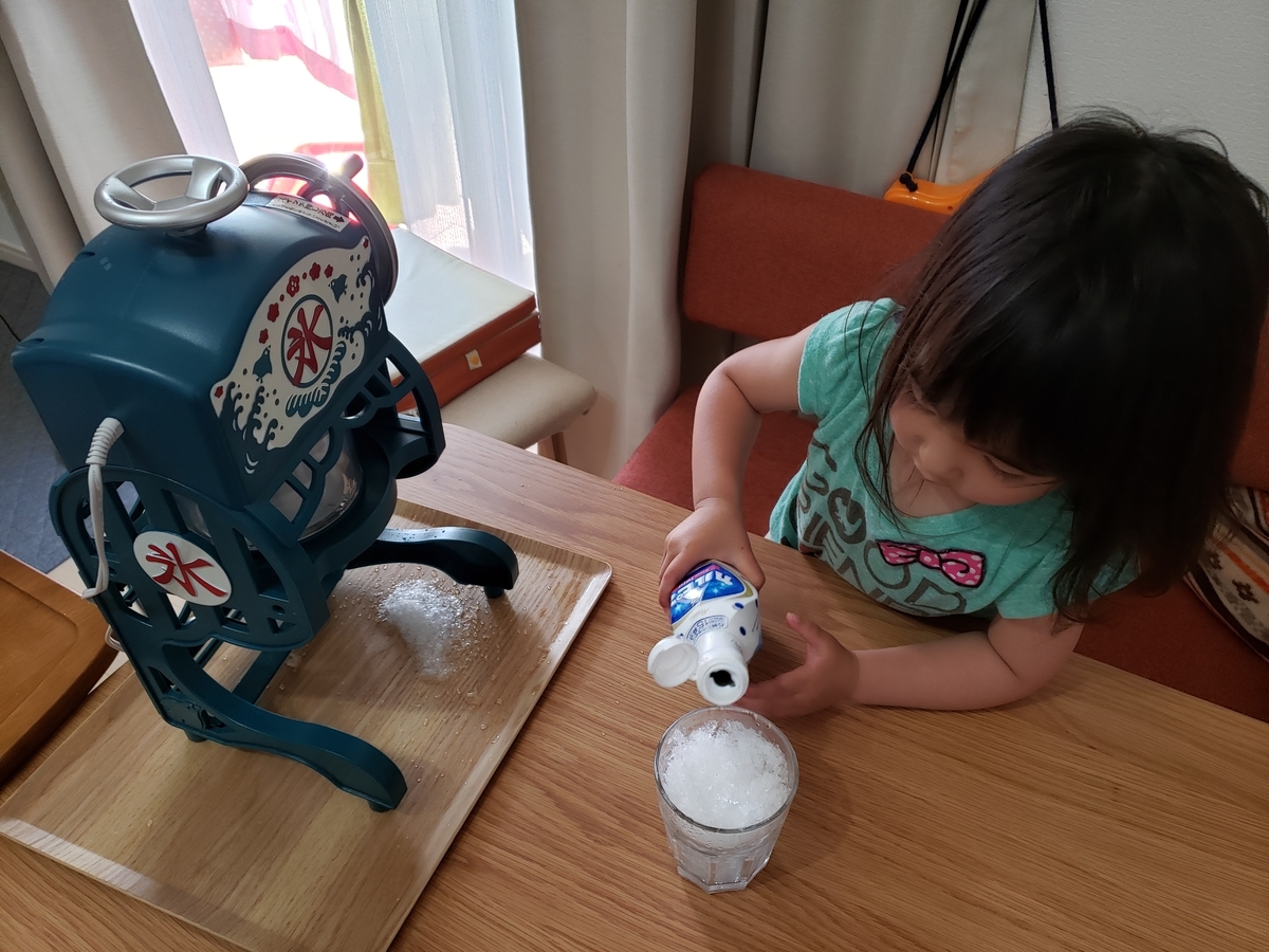 かき氷を作る子ども