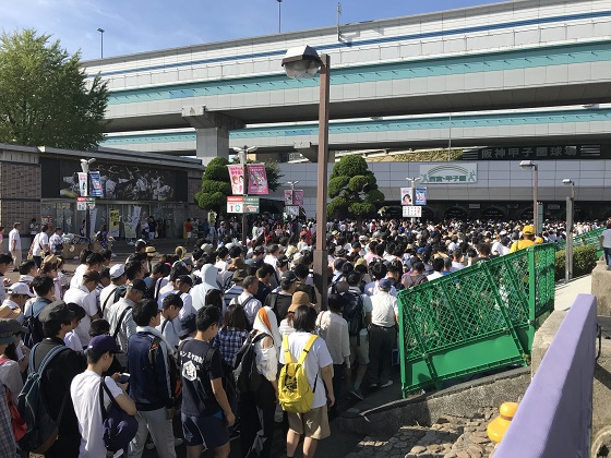 阪神甲子園・高校野球観戦に長蛇の列