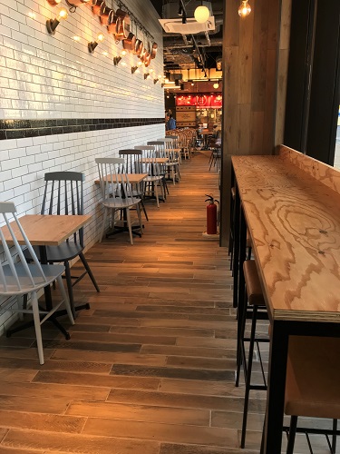 エビスタ西宮 ストリートキッチン R Bakerの店内