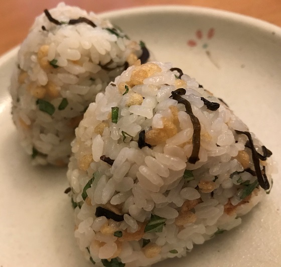 天かす・塩昆布・大葉のおにぎり