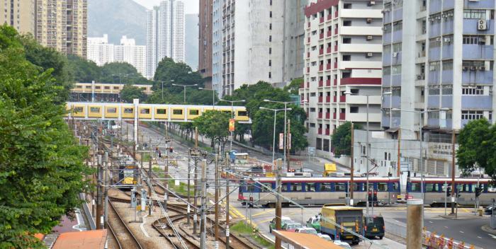 軽鉄 (香港) 摩耶山の麓から