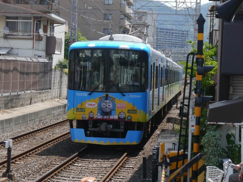 京阪電車10000系　きかんしゃトーマス号2013 8 京阪10000系「きかんしゃトーマス号2013」の臨時列車運転｜鉄道
