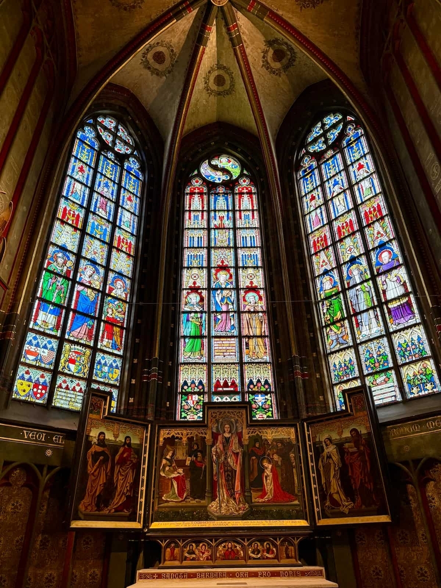 ルーベンスの祭壇画と並んで、アントワープ聖母大聖堂の見どころのひとつが壮麗なステンドグラス。聖書の物語を描いた豊かなモチーフと、細部まで丁寧に施された装飾、そして差し込む光との対話は、訪れる者の心を静かに照らしてくれます。多くの窓は、当時の裕福な商人たちによる寄進によって制作されたといわれています。