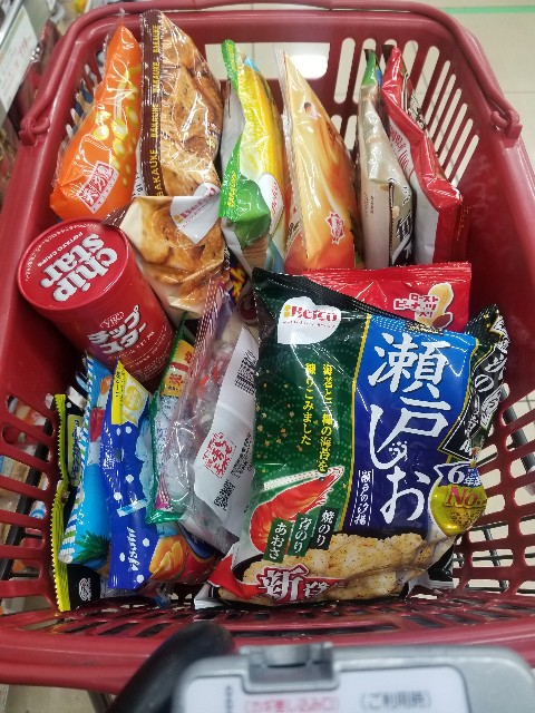 カゴいっぱいにお菓子購入 今週のpv公開 40代で白内障と緑内障になった私の日常