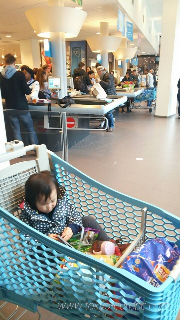 スーパーのカートに子供乗せは良い -