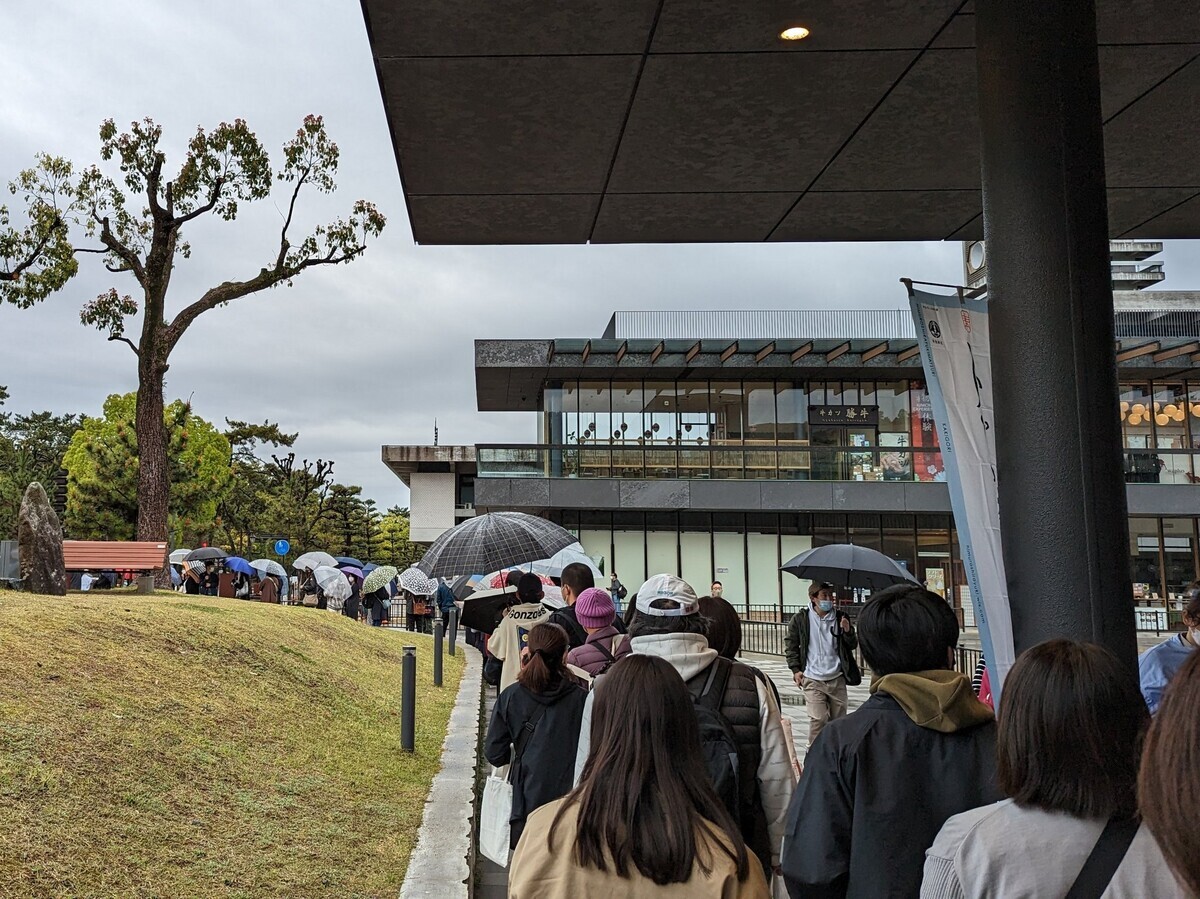 朝九時過ぎの様子。雨の中、かき氷好きがたくさん集まっていました！