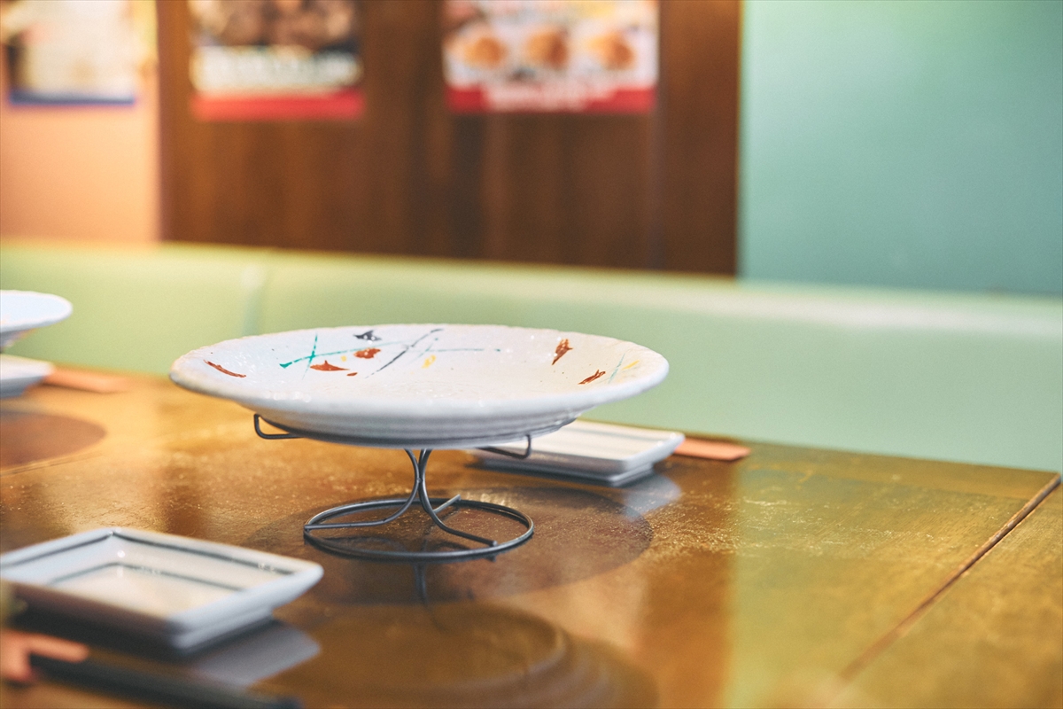 焼き鳥の大皿でテーブルを圧迫しないよう、高低差を出している