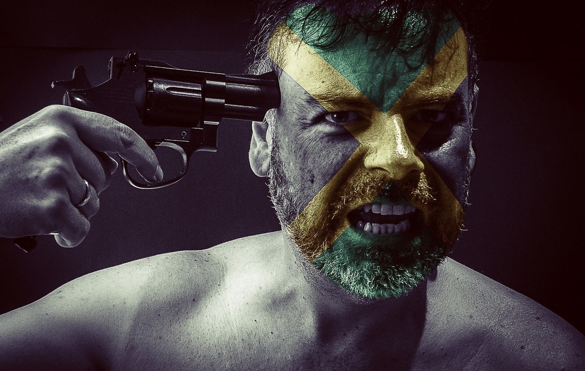 銃を自分の頭に向けている人