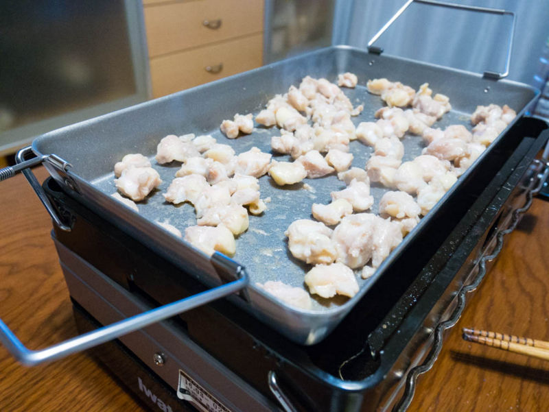 グリルプレートで軟骨を焼く