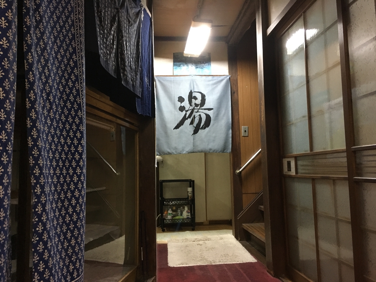 玄関左側に男湯