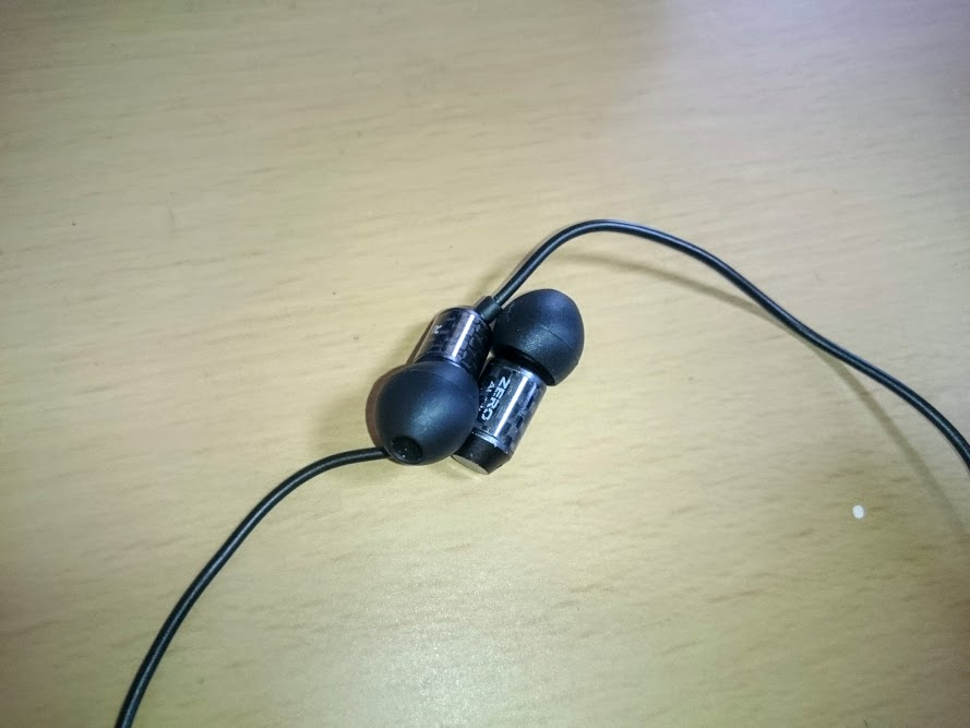 小さくて装着感も良い 音も馬鹿に出来ない Zero Audio Zn Dx0 Ct Carbo Tenore レビュー あずれの ヘッドホンブログ