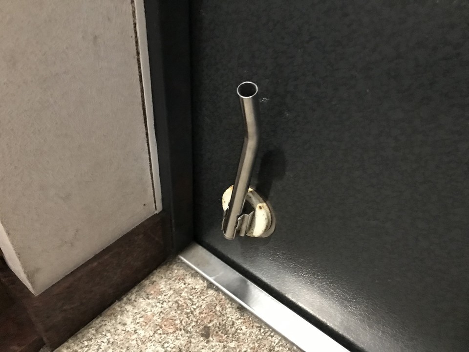 ドアストッパーとして車のタイヤ止めを導入しました ヤンマー部隊隊長の日記