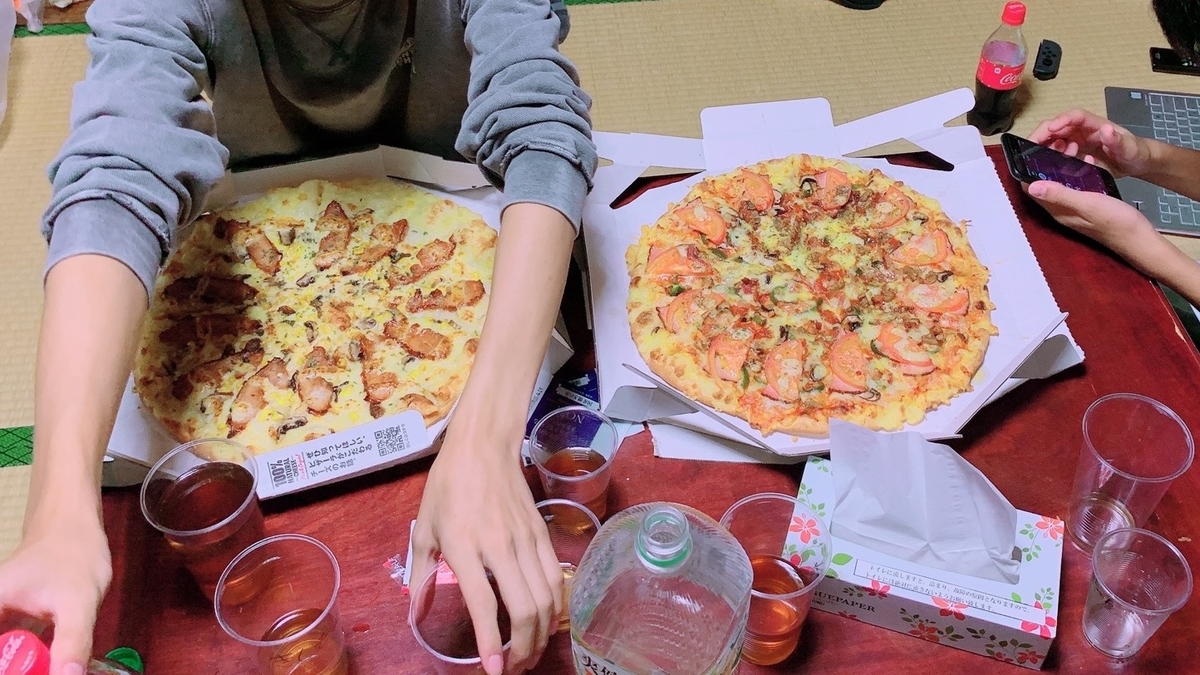 ピザの写真(写っている手は微積)