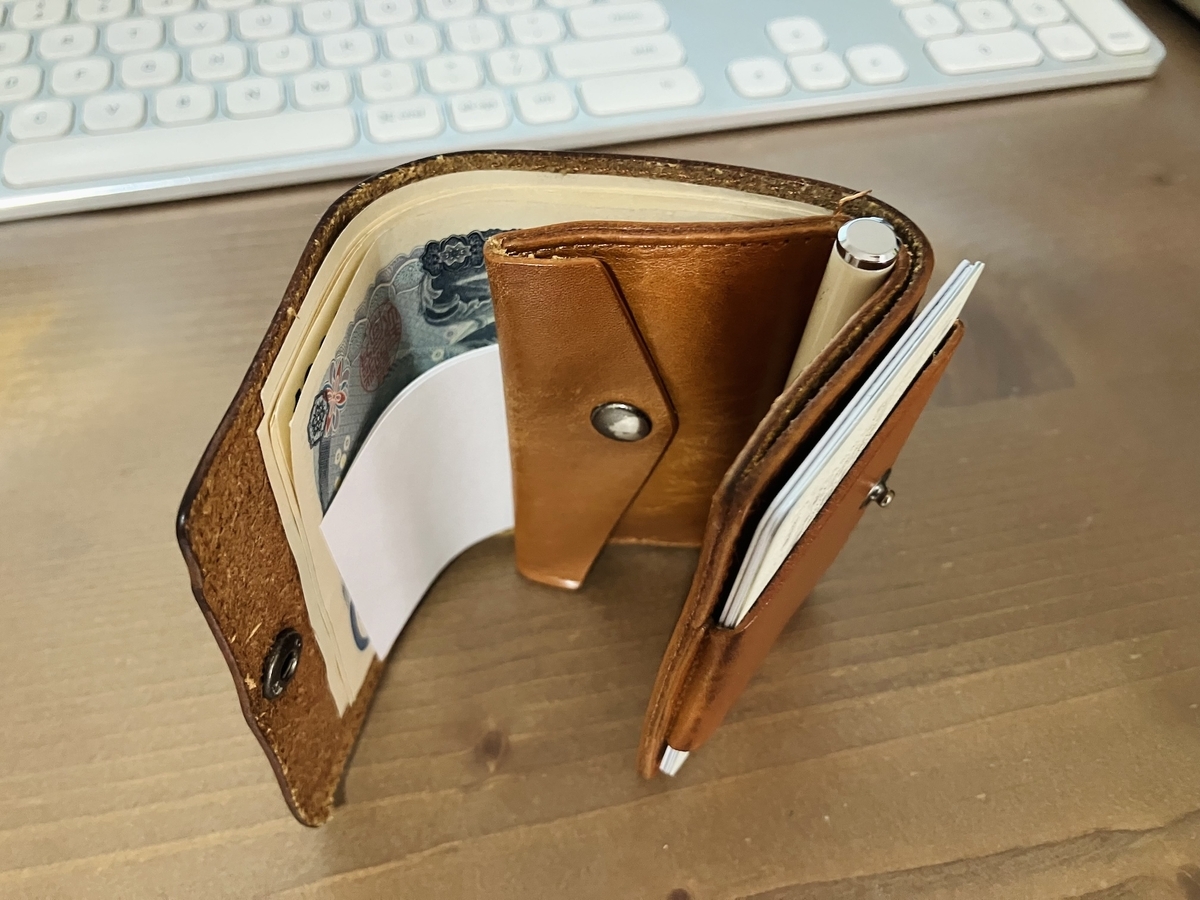 財布にペンとメモ用紙を入れたところ