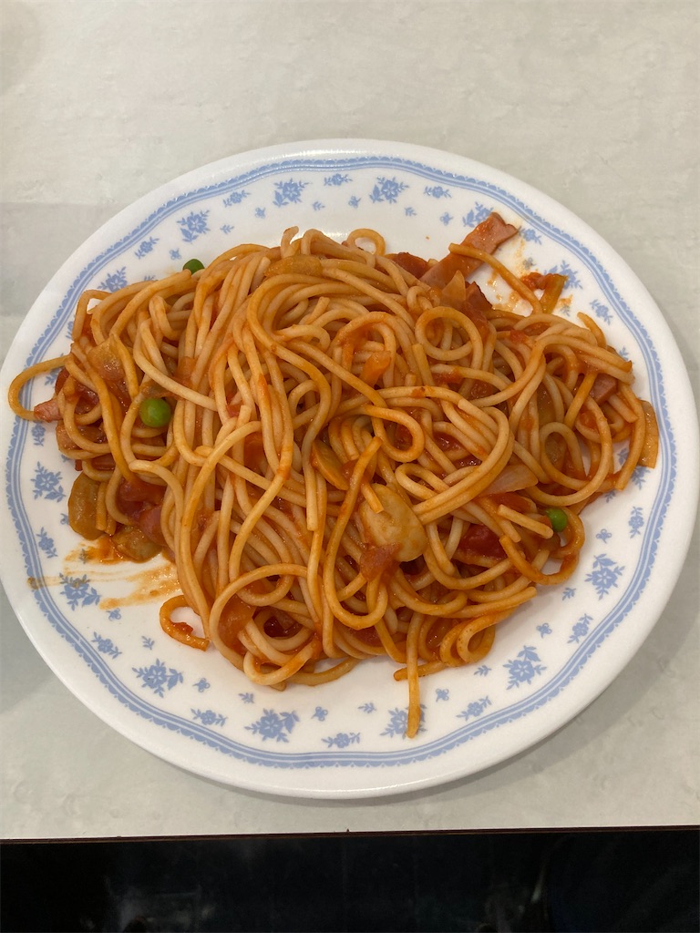 横浜第二合同庁舎の喫茶室で提供される昔懐かしいスタイルのナポリタン。ケチャップベースのソースがたっぷり絡んだ太めのスパゲティ。