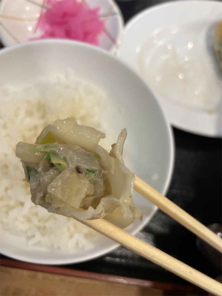 健太餃子の断面が写っている。中にはキャベツやネギ、ひき肉などの具材が詰まっており、新鮮な素材感が伝わる