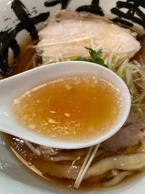 人類みな麺類のネクストブランド「みな麺」の「清め・染醤油らーめん」のスープ。水と醤油のみで作られている