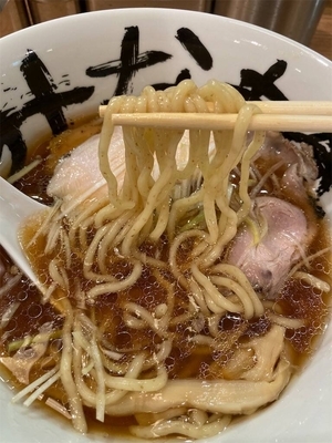 人類みな麺類のネクストブランド「みな麺」の「清め・染醤油らーめん」の麺。全粒粉入りで小麦の香りが抜群