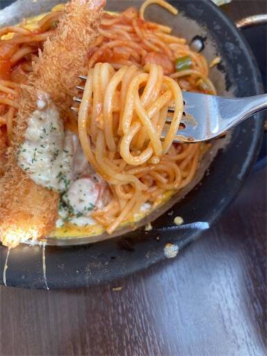 愛媛・西条の人気カフェ「アルル」のエビフライナポリタン。モチモチの麺が美味。