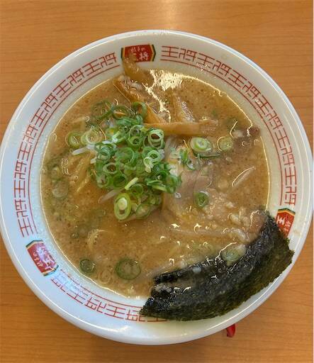 「餃子の王将ラーメン」ライトな豚骨醤油スープが美味しそう