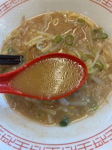 「餃子の王将ラーメン」のスープ。背脂との相性抜群