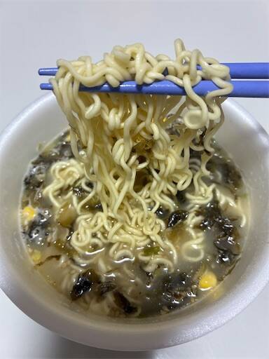 マルタイ「九州産高菜ラーメンとんこつ味」。麺にスープと高菜がよく絡む。