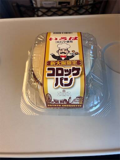 パッケージには高槻名物「コロッケのいろは使用」の文字が。旅の始まりや終わりに、大阪ローカルの味を手軽に楽しめます。