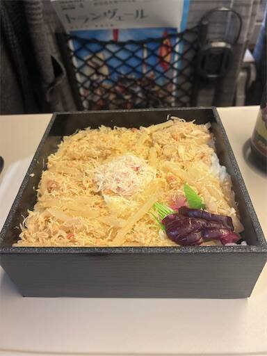 ズワイガニのフレークとほぐし身がご飯に敷き詰められた函館かにめし
