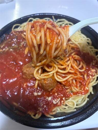 ミートソースパスタの箸上げシーン