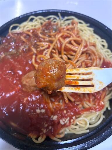 ミートソースパスタに載ったミートボールのアップ