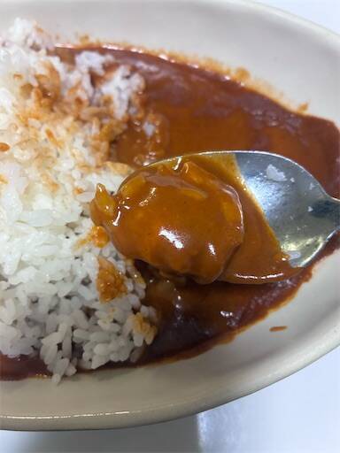 無印良品のバターチキンカレーの具材のチキンをスプーンですくった様子