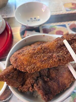 ミックス丼のカツの断面と肉汁