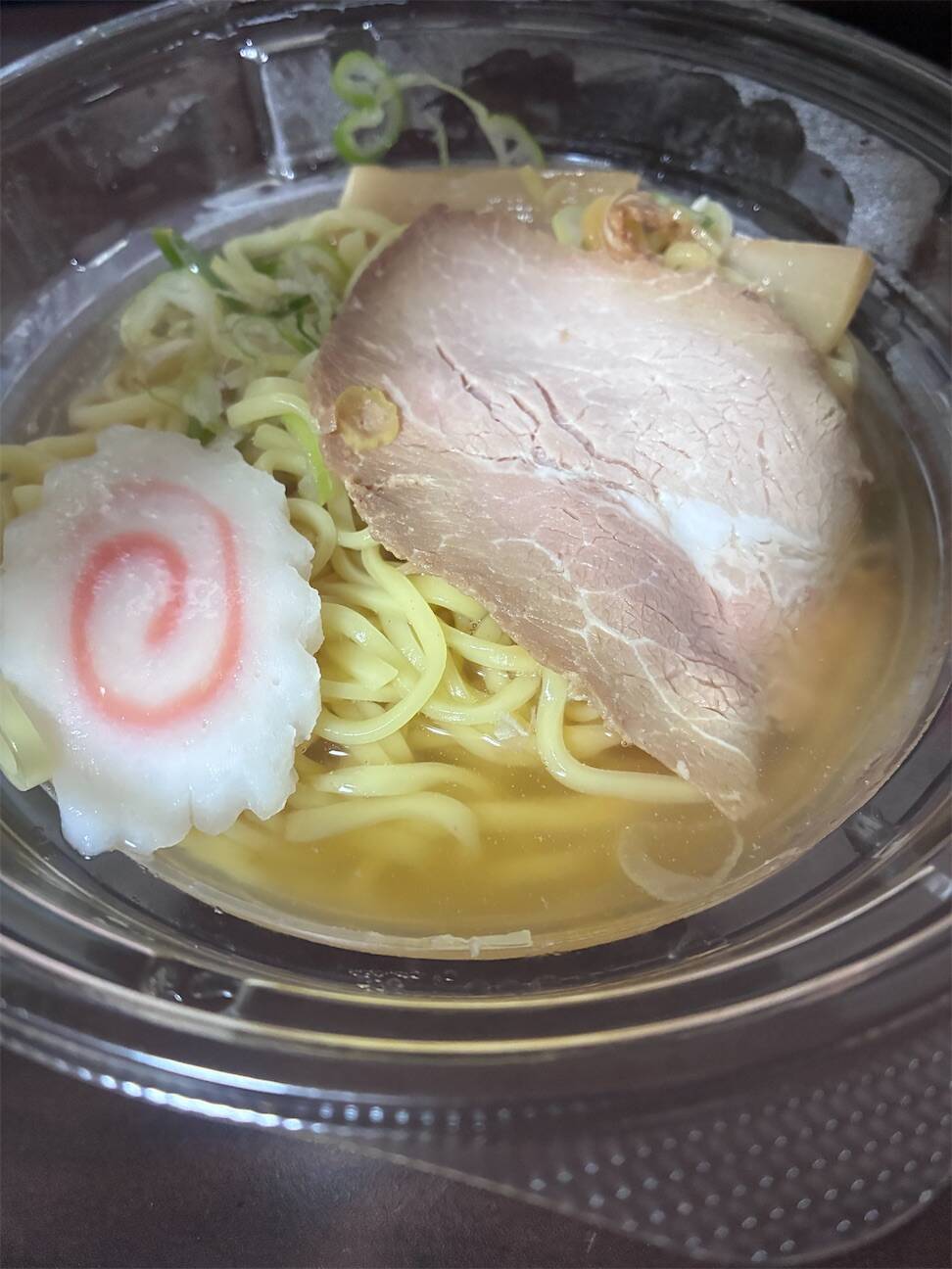 日向屋監修冷たい佐野ラーメンの具材と透き通ったスープのアップ
