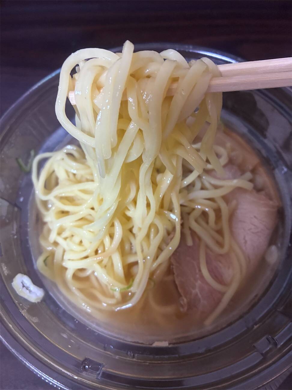 日向屋監修冷たい佐野ラーメンの麺を箸で持ち上げている様子