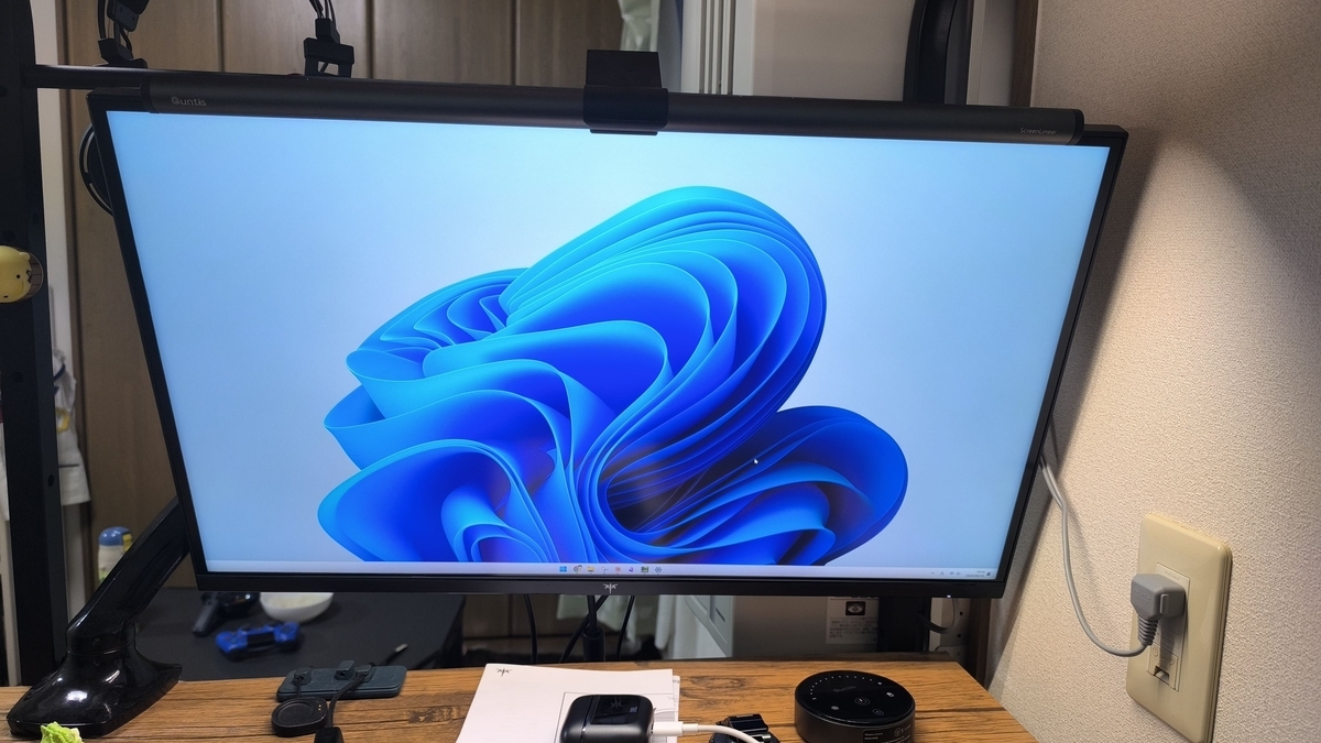 モニター本体画面が垂れ下がる