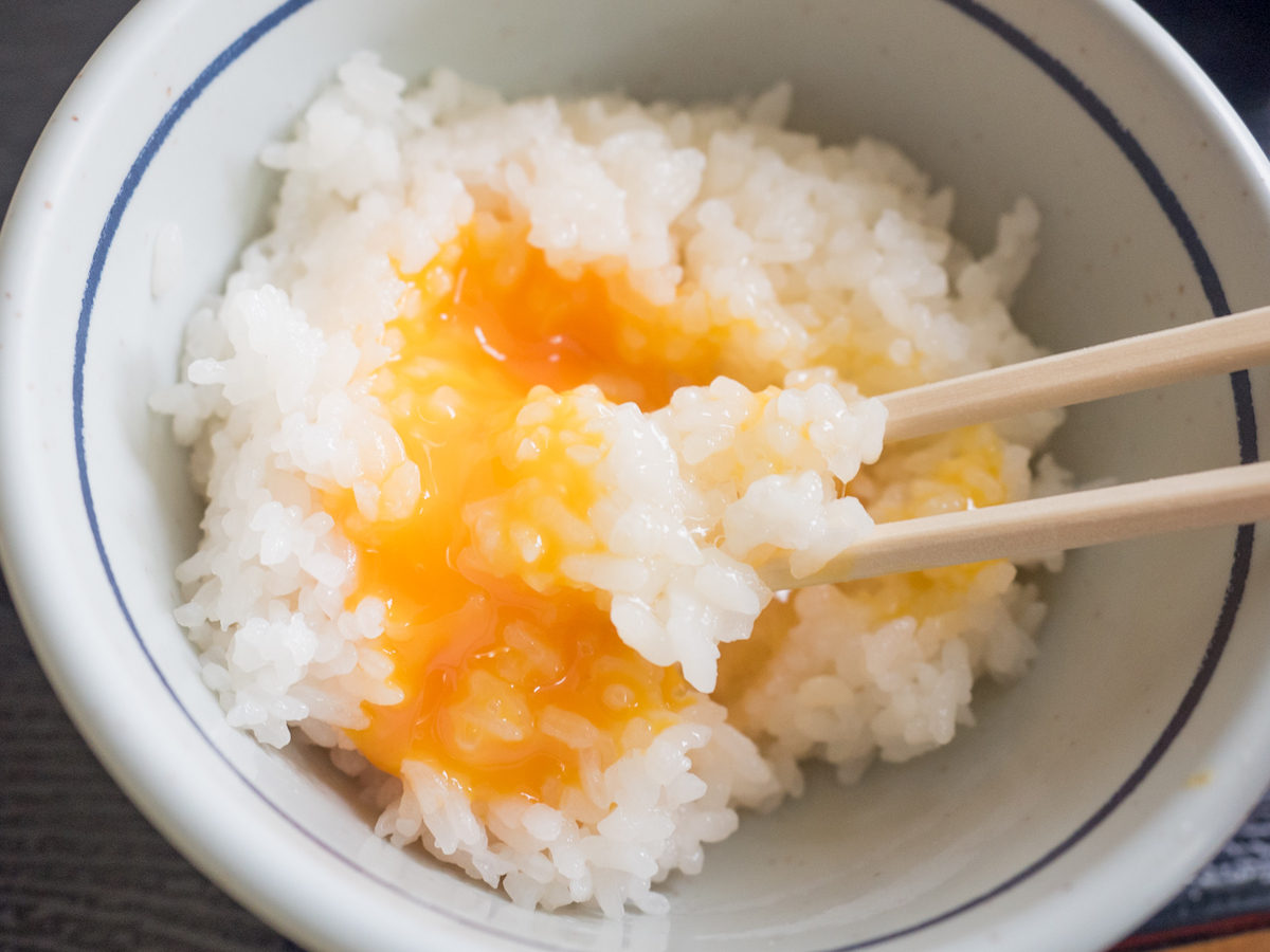 「食堂かめっち。」の「黄福定食」のたまごかけごはん