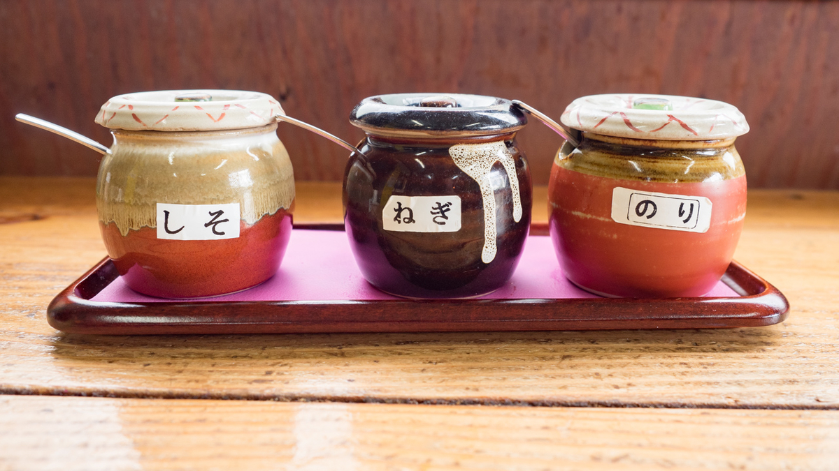 「食堂かめっち。」の「黄福定食」のたまごかけごはん用の3種のタレ