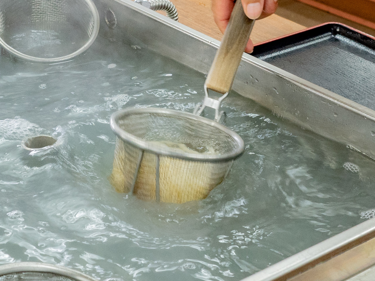 名玄のうどんを湯がくようす