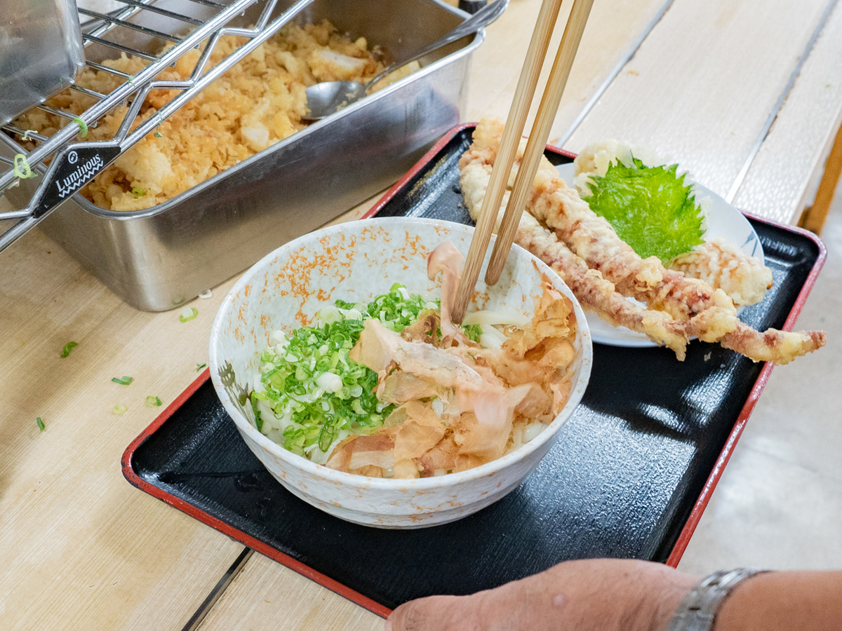名玄の無料サービスの薬味類を入れるようす