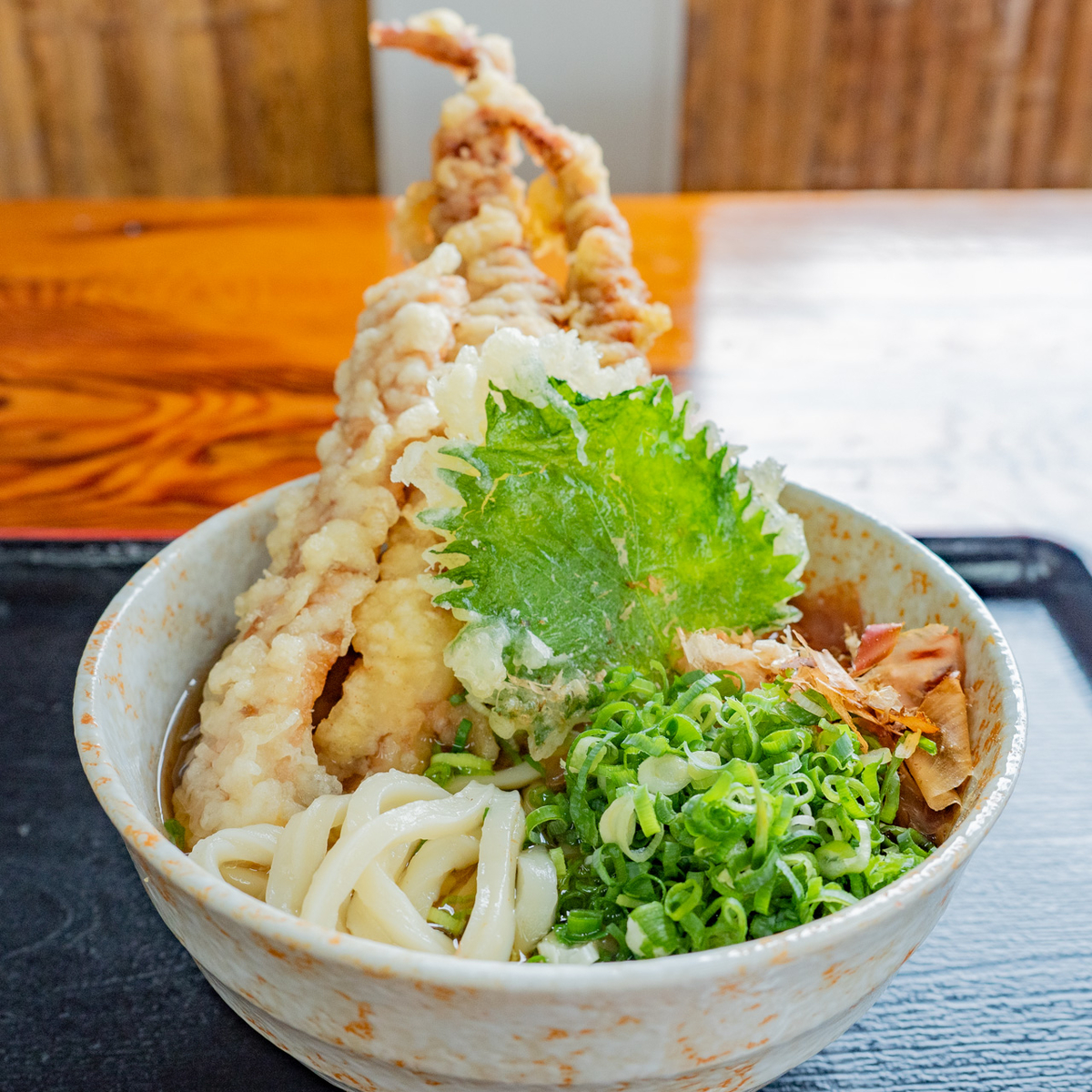 名玄のかけうどんに天ぷらを乗せたところ