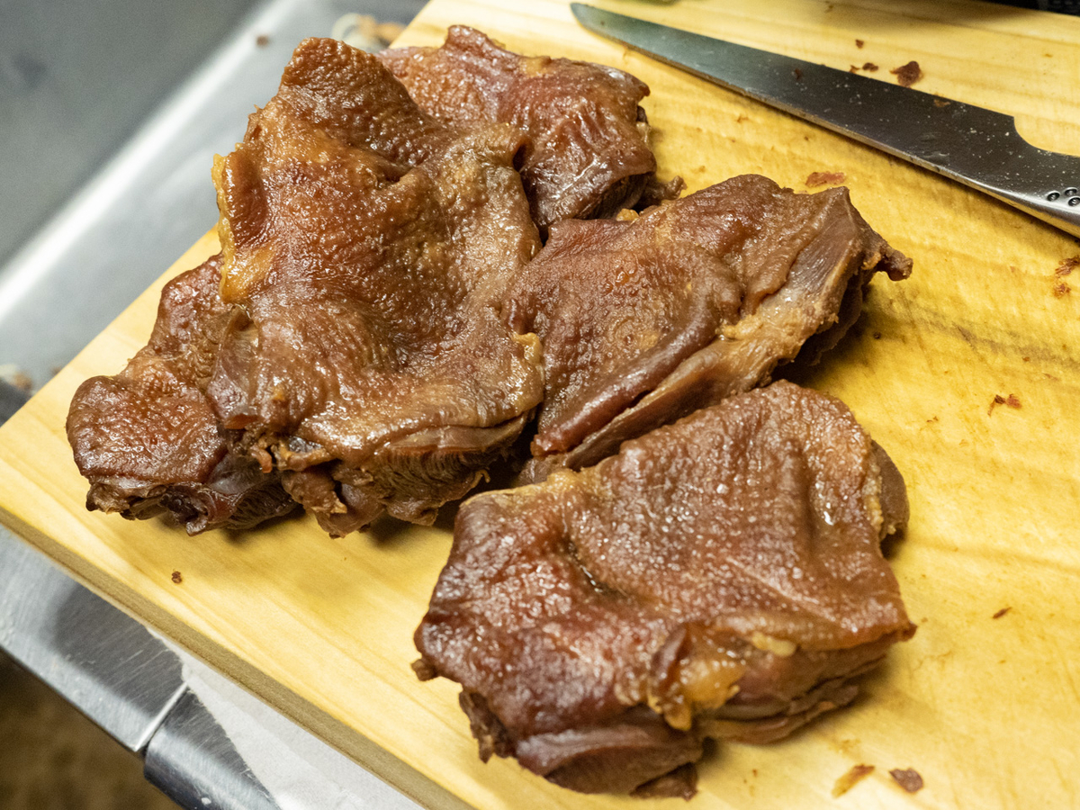 坂本のカシワの煮鶏(スライス前)